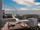 Люкс с балконом и с частичным видом на море