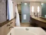 Двухместный номер High Floor с балконом и с частичным видом на океан