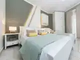 Трёхместный номер Deluxe с балконом и с видом на бассейн