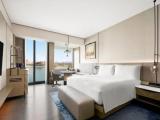 Двухместный люкс Executive lounge access с балконом и с видом на озеро