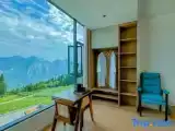 Семейная капсула с красивым видом из окна