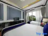 Трёхместный номер Deluxe с балконом