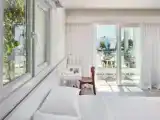 Кровать в общем номере с видом на сад