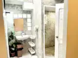 Кровать в общем номере с балконом
