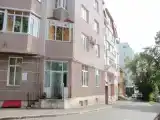 Кровать в общем номере с видом на внутренний двор