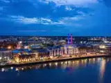 Кровать в общем номере с видом на город