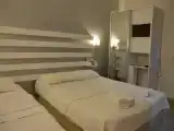 Трёхместный номер Стандарт с частичным видом на море