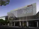 Кровать в общем номере с видом на город