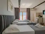 Трёхместный номер Deluxe с балконом