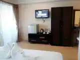 Трёхместный номер Стандарт с видом на бассейн