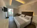 Трёхместный номер Deluxe с частичным видом на море