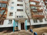 Кровать в общем номере с красивым видом из окна