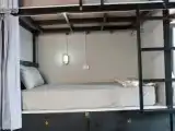 Кровать в общем номере с балконом