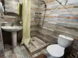 Двухместный семейный коттедж с балконом и с красивым видом из окна двуспальная кровать