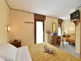 Трёхместный номер Стандарт с балконом