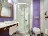 Кровать в общем номере c 1 комнатой с балконом