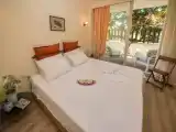 Двухместный номер Стандарт Цокольный этаж с видом на сад