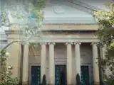 Кровать в общем номере с 6 комнатами