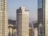 Кровать в общем номере с видом на город
