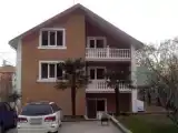 Кровать в общем номере (мужской номер) с красивым видом из окна