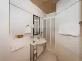 Трёхместный люкс с балконом и с видом на горы