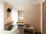 Трёхместный семейный номер Стандарт с частичным видом на море