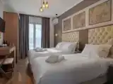 Трёхместный номер Deluxe с видом на озеро