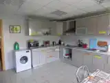 Кровать в общем номере с красивым видом из окна