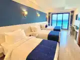 Четырёхместный номер Deluxe с балконом и с видом на море