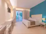 Студия с балконом и с видом на сад