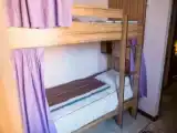 Кровать в общем номере (мужской номер) с красивым видом из окна