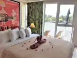 Студия с видом на воду