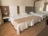Трёхместный номер с видом на море
