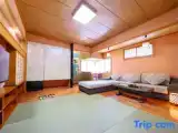 Кровать в общем номере с видом на горы