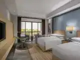 Четырёхместный номер Deluxe с балконом и с видом на бассейн