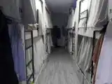 Кровать в общем номере с балконом