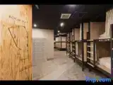 Кровать в общем номере с видом на город