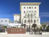 Кровать в общем номере с видом на город