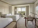 Четырёхместный номер Club Level с видом на озеро и бассейн