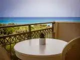 Трёхместный номер Deluxe с частичным видом на море