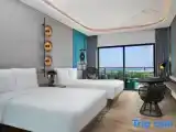 Шестиместный номер Deluxe с балконом и с частичным видом на море