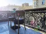 Кровать в общем номере с балконом