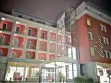 Кровать в общем номере с видом на сад