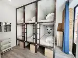 Кровать в общем номере с балконом