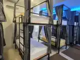Кровать в общем номере (мужской номер) с балконом