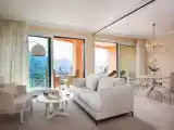 Люкс с балконом и с видом на озеро