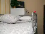 Кровать в общем номере (мужской номер) с красивым видом из окна