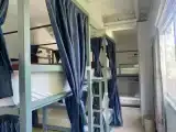 Кровать в общем номере с 6 комнатами