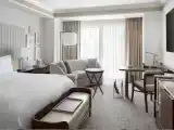 Двухместный номер Club Level с видом на озеро