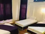 Кровать в общем номере с балконом